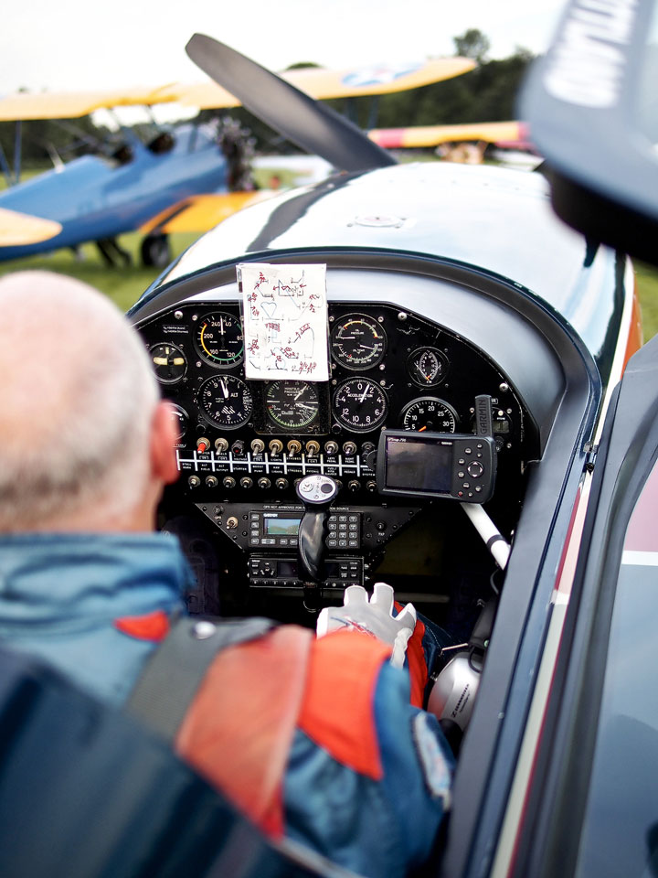 Kunstflugpilot Mike Rottland wartet auf sein Display.